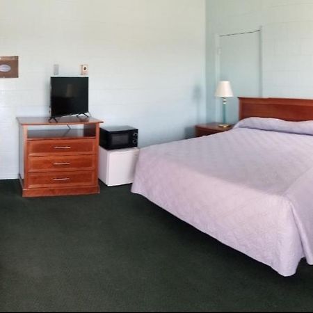 سونورا Holiday Host Motel المظهر الخارجي الصورة