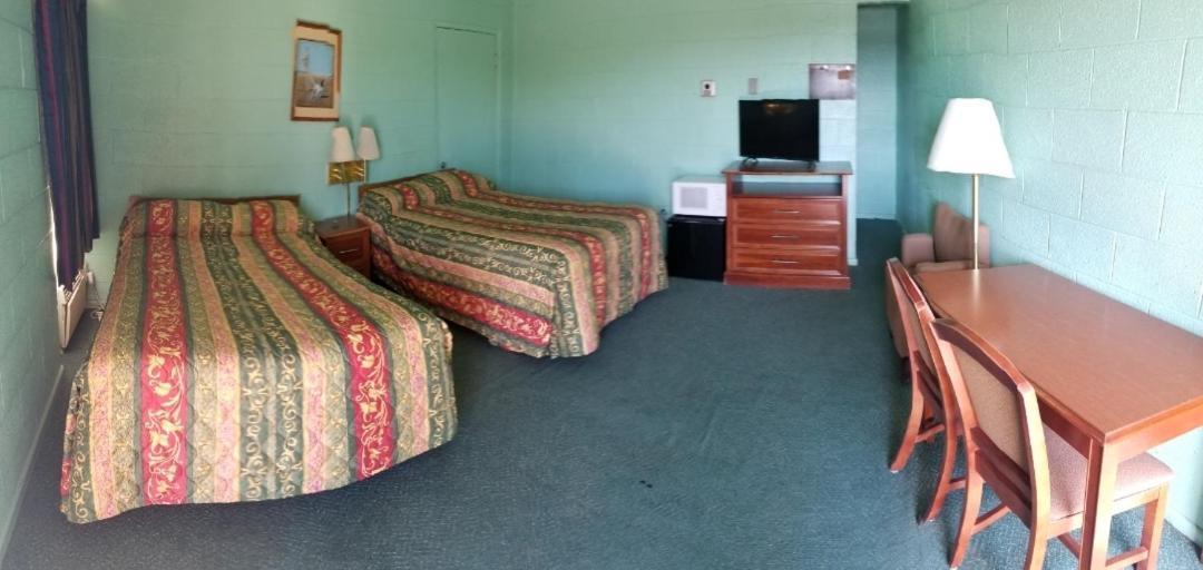 سونورا Holiday Host Motel المظهر الخارجي الصورة