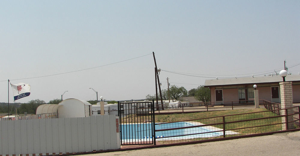 سونورا Holiday Host Motel المظهر الخارجي الصورة