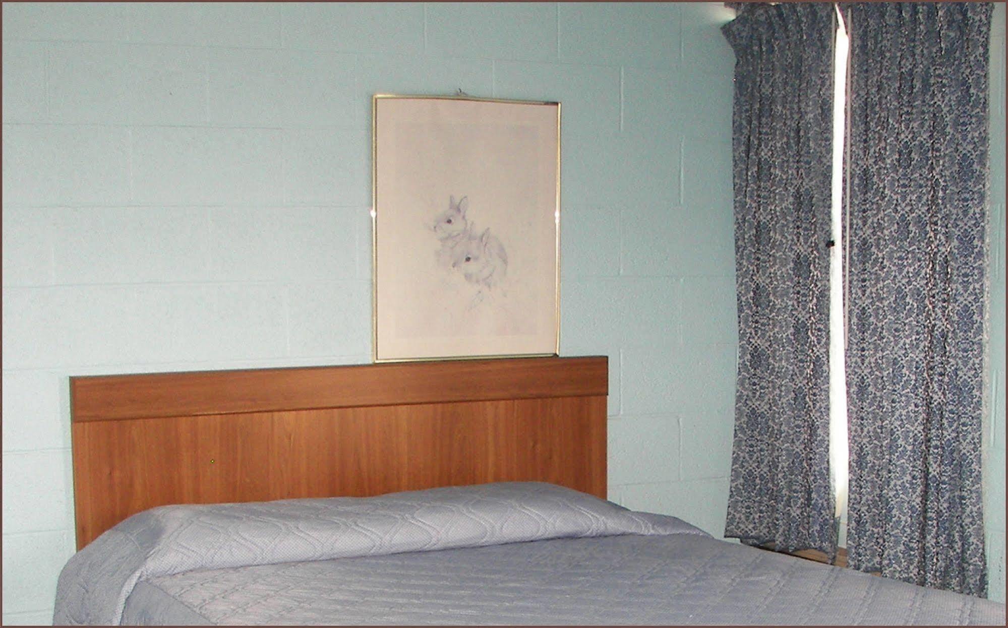 سونورا Holiday Host Motel المظهر الخارجي الصورة